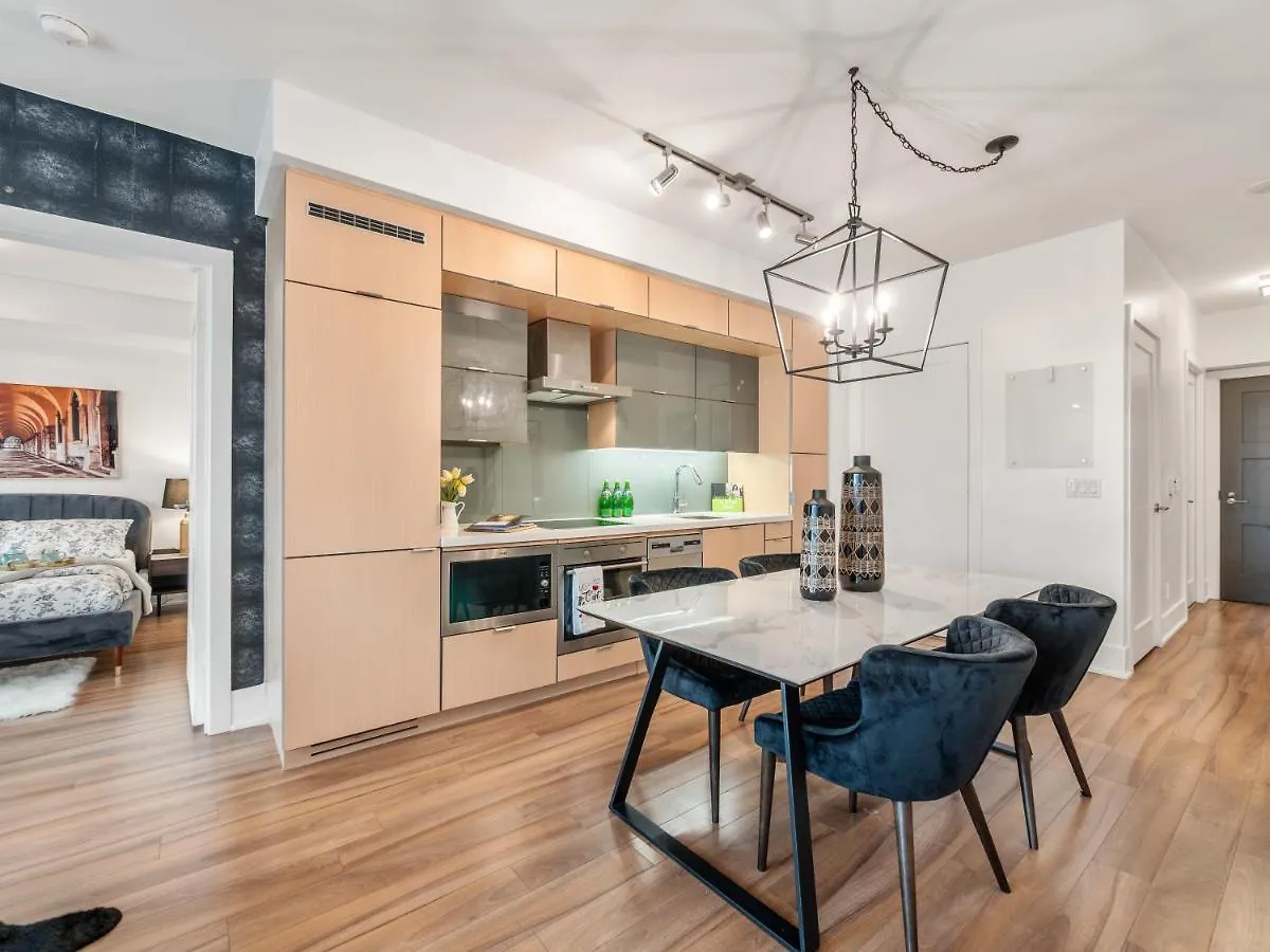 Designer 2Br + Study Condo, Ed - Cn Tower View Toronto
