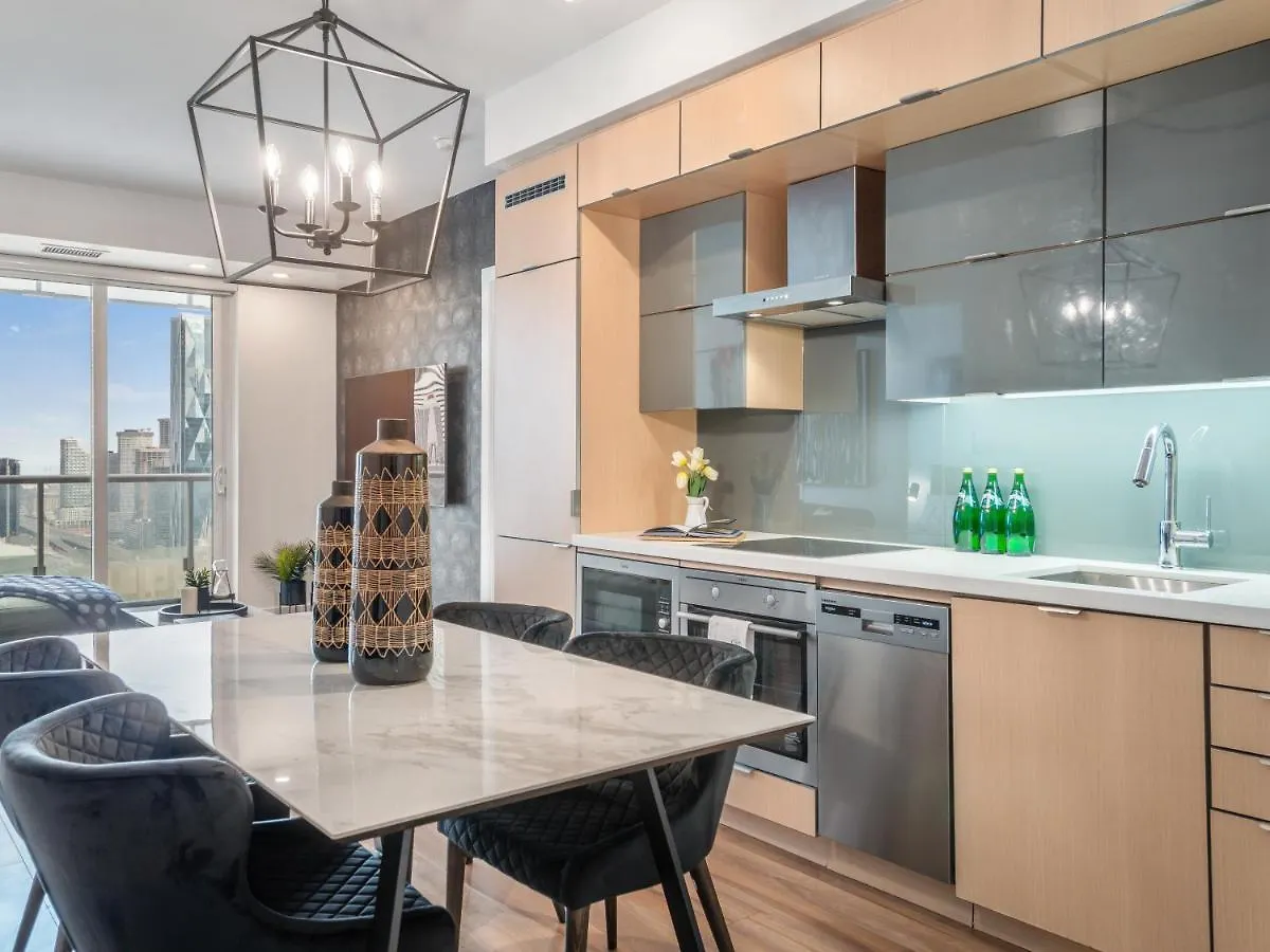 Designer 2Br + Study Condo, Ed - Cn Tower View Toronto Apartment