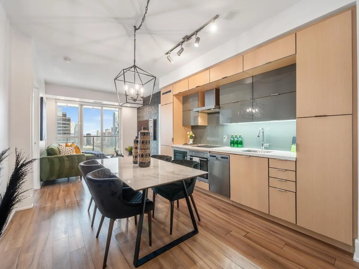 Designer 2Br + Study Condo, Ed - Cn Tower View Toronto Apartment