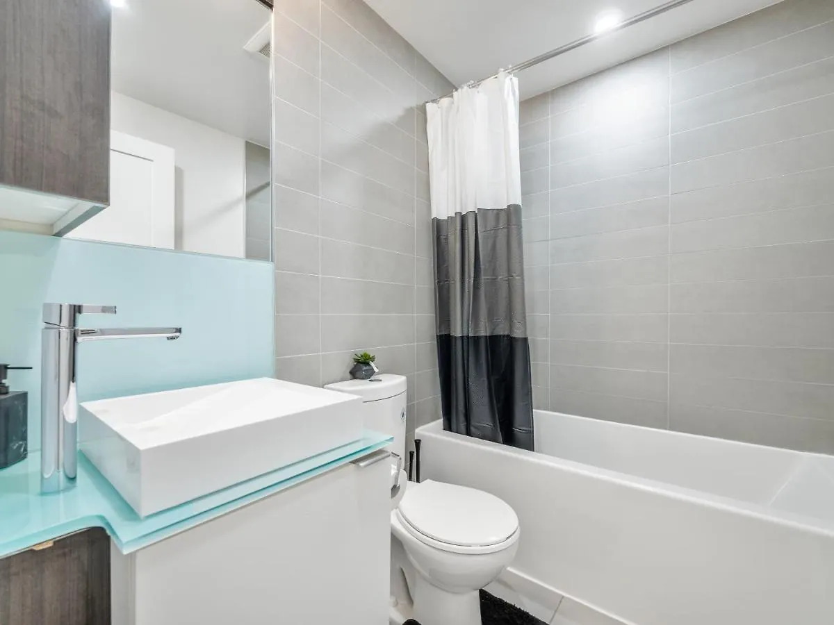 Designer 2Br + Study Condo, Ed - Cn Tower View Toronto Apartment