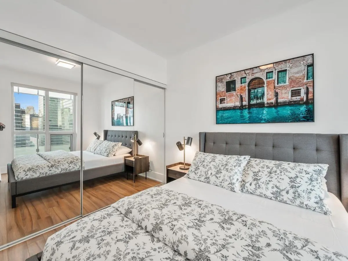 Designer 2Br + Study Condo, Ed - Cn Tower View Toronto