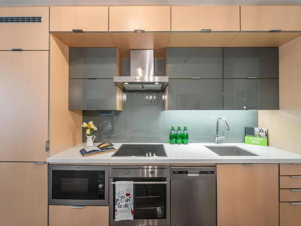 Designer 2Br + Study Condo, Ed - Cn Tower View Toronto